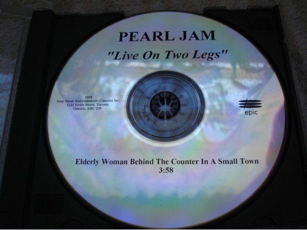 Accords et paroles Elderly Woman Behind The Counter In Pearl Jam